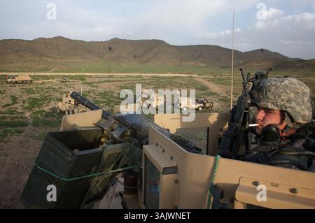 14. Mai 2009 – Kabul, Afghanistan – US Army SPC LYNCH hält Wache im Turm eines MRAP-Fahrzeugs, während er außerhalb der Forward Operating Base Boris im Bezirk Bermel der Provinz Paktika, südöstlich von Kabul, nahe der pakistanischen Grenze, auf Patrouille ist. (Kreditbild: © John Goodman/ZUMA Press) Stockfoto