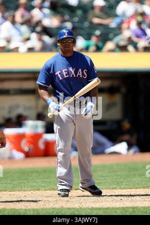 7. Mai 2009: Center Fielder #22 Marlon Byrd von den Texas Rangers in Aktion gegen die Oakland A's im Oakland Alameda County Coliseum in Oakland, Kalifornien. Die A's Beat the Rangers 9-4. (Bild: © Greg Ashman/Cal Sport Media) Stockfoto