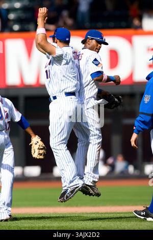 10. Mai 2009: Jose Reyes #7 und Ramon Castro #11 der New York Mets feiern nach dem Spiel zwischen den Pittsburgh Pirates und den New York Mets im New York Field. The Mets Beat the Pirates, 8-4. (Bild: © Chris Szagola/Cal Sport Media) Stockfoto