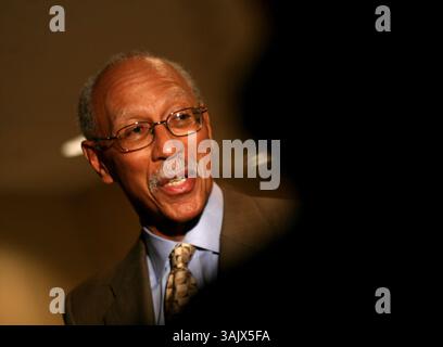 Dave Bing, neu gewählter Bürgermeister von Detroit, spricht mit den Medien nach einem Treffen mit dem scheidenden Bürgermeister Ken Cockrel Jr. im Coleman A. Young Municipal Building, Donnerstag, 7. Mai 2009...SUSAN TUSA/Detroit Free Press (Kreditbild: © Detroit Free Press/ZUMA Press) Stockfoto