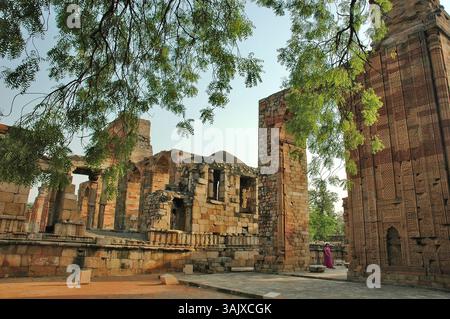 Januar 2009 – Neu-Delhi, Indien – Qutub Minar, ein Turm in Delhi, ist das höchste Backsteinminarett der Welt. Es ist eines der frühesten und bekanntesten Beispiele indoislamischer Architektur. Qutub Minar ist von mehreren anderen antiken und mittelalterlichen Bauten und Ruinen umgeben, die als Qutub-Komplex bezeichnet werden, der zum UNESCO-Weltkulturerbe gehört und eines der beliebtesten Touristenziele in Delhi ist. (Bild: © Prasanta Biswas/ZUMA Press) Stockfoto