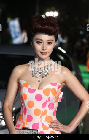 17. Oktober 2009 – Tokio, Japan – die Schauspielerin BINGBING kommt zur 22. Eröffnungszeremonie des Tokio International Film Festivals (TIFF) in Roppongi Hills. TIFF hat einen 200 Meter langen grünen Teppich aus recycelten Kunststoffflaschen abgerollt, um die Bedeutung der globalen Umwelt zu fördern. TIFF findet vom 17. Bis 25. Oktober statt und zeigt mehr als 270 Filme während des Festivals. (Bild: © Hitoshi Yamada/ZUMA Press) Stockfoto