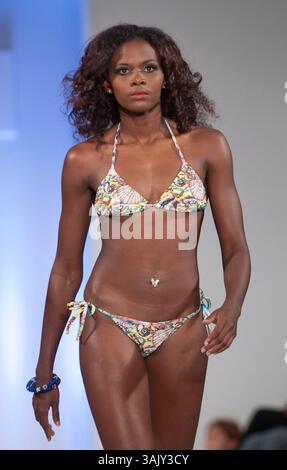 18. Oktober 2009 - Miami Beach, Florida, USA - Ein Model für Adventure Fashions Fashon shpw von Designer Eugene Jones bei der Funkshion Fashion Week Miami Beach im BASS Museum in Miami Beach. (Bild: © Mitchell Zachs/ZUMA Press) Stockfoto