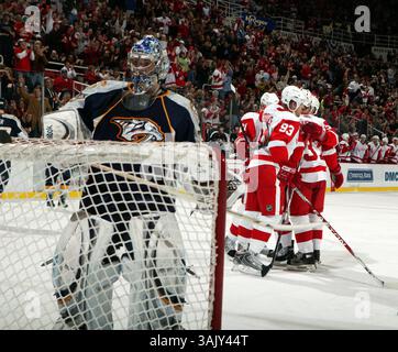Detroit Red Wings feiern ihr erstes Tor in Detroit, MI, am Mittwoch, den 18. Februar 2009, auf Nashville Predators Torwart Dan Ellis. JULIAN H. GONZALEZ/Detroit Free Press (Foto: © Detroit Free Press/ZUMA Press) Stockfoto