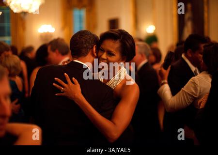 22. Februar 2009: Washington, District of Columbia, USA: Präsident BARACK OBAMA und First Lady MICHELLE OBAMA tanzen, während die Band Earth, Wind and Fire beim Governors Ball im State Dining Room des Weißen Hauses auftritt. Dieses Foto war eines von 300 Bildern, die das Weiße Haus am 29. April 2009 über die FLICKR-Website anlässlich des Abschlusses der ersten 100 Tage der Präsidentschaft Obamas veröffentlichte. (Kreditbild: © Pete Souza/das Weiße Haus/ZUMA Press) EINSCHRÄNKUNGEN: * NUR REDAKTIONELLE VERWENDUNG * Stockfoto