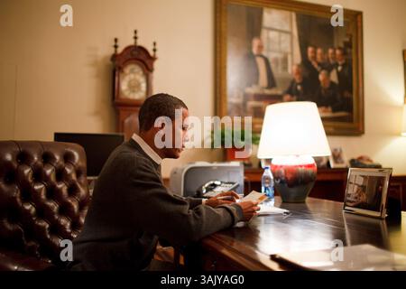 22. Februar 2009 - Washington, District of Columbia, USA - Präsident BARACK OBAMA liest einen von zehn Briefen aus der Öffentlichkeit, die für seine persönliche Lesung ausgewählt wurden, aus der Menge der von ihm empfangenen Post. Er sitzt an seinem Schreibtisch im Treaty Room Office in the Private Residence 2/22/09 dieses Foto war eines von 300 Bildern, die das Weiße Haus am 29. April 2009 über die FLICKR-Website anlässlich des Abschlusses der ersten 100 Tage Obamas Präsidentschaft veröffentlicht hat. (Kreditbild: © Pete Souza/das Weiße Haus/ZUMA Press) EINSCHRÄNKUNGEN: * NUR REDAKTIONELLE VERWENDUNG * Stockfoto