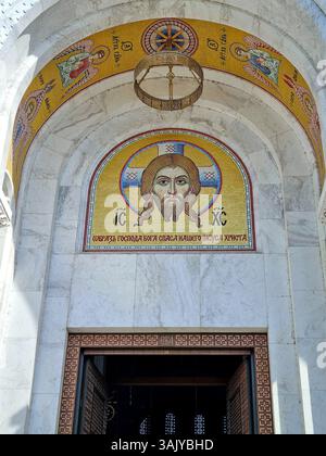 Fragment des zentralen Eingangs zum orthodoxen Tempel der Heiligen Sava mit goldenem Mosaikbild des Retters in Belgrad, Serbien Stockfoto