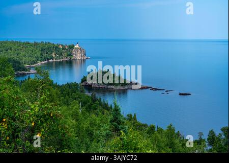 Malerischer Leuchtturm mit Blick auf eine felsige Küste im unberührten blauen Wasser Stockfoto