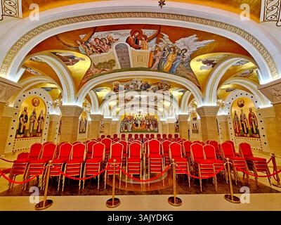 Das farbenfrohe Innere der Halle für kulturelle Veranstaltungen in der unterirdischen Krypta des Tempels der Heiligen Sava in Belgrad, Serbien Stockfoto