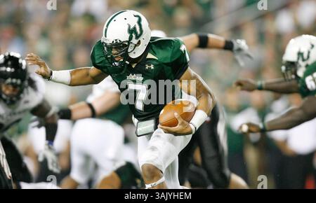 WILLIE J. ALLEN JR. | Zeiten . TP 312209 ALLE BULLS .(10/15/2009 Tampa) USF Quarterback B.J. Daniels (7) stürmt im zweiten Quartal des Spiels der University of Cincinnati Bearcats und der University of South Florida Bulls am Donnerstag, 15. Oktober 2009 im Raymond James Stadium in Tampa, Fla. [WILLIE J. ALLEN JR., Times] (Kreditbild: © St. Petersburg Times/ZUMA Press) Stockfoto