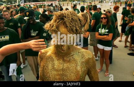 WILLIE J. ALLEN JR. | Zeiten . TP 312209 ALLE BULLS .(10/15/2009 Tampa) USF-Student Josh Wallis wird mit Goldglitzern übergossen, bevor er am Donnerstag, 15. Oktober 2009, im Raymond James Stadium in Tampa, Fla. [WILLIE J. ALLEN JR., Times] (Credit Image: © St. Petersburg Times/ZUMA Press) Stockfoto
