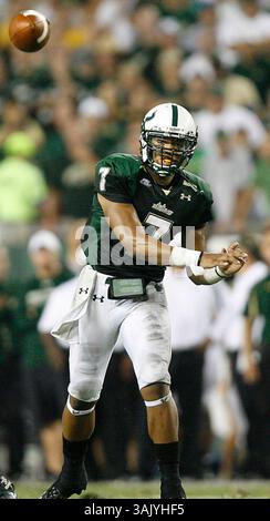 WILLIE J. ALLEN JR. | Zeiten . TP 312209 ALLE BULLS .(10/15/2009 Tampa) der USF Quarterback B.J. Daniels (7) beendet das Spiel der University of Cincinnati Bearcats und der University of South Florida Bulls am Donnerstag, 15. Oktober 2009 im Raymond James Stadium in Tampa, Fla. [WILLIE J. ALLEN JR., Times] (Credit Image: © St. Petersburg Times/ZUMA Press) Stockfoto