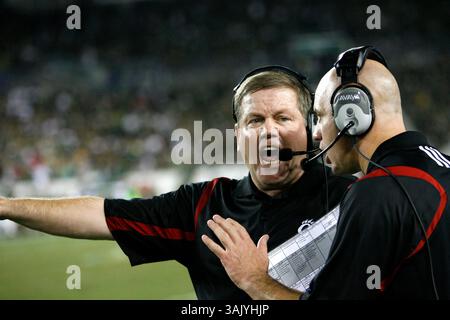 WILLIE J. ALLEN JR. | Zeiten . TP 312209 ALLE BULLS .(10/15/2009 Tampa) Cincinnati-Cheftrainer Brian Kelly schreit im vierten Viertel des Spiels der University of Cincinnati Bearcats und der University of South Florida Bulls Donnerstag, 15. Oktober 2009 im Raymond James Stadium in Tampa, Fla. [WILLIE J. ALLEN JR., Times] (Kreditbild: © St. Petersburg Times/ZUMA Press) Stockfoto