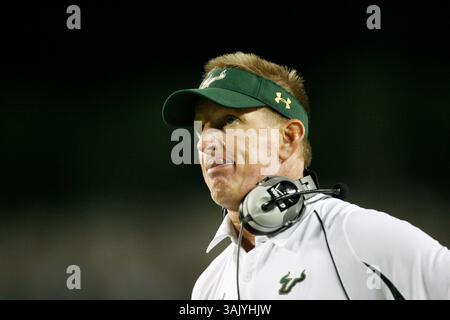 WILLIE J. ALLEN JR. | Zeiten . TP 312209 ALLE BULLS .(10/15/2009 Tampa) USFÃs Head Coach Jim Leavitt zeigt seine Frustration während des dritten Quartals des Spiels der University of Cincinnati Bearcats und der University of South Florida Bulls Donnerstag, 15. Oktober 2009 im Raymond James Stadium in Tampa, Florida. Endpunktzahl 34-17 USF verloren. [WILLIE J. ALLEN JR., Times] (Bild: © St. Petersburg Times/ZUMA Press) Stockfoto