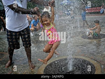 BRIAN CASSELLA | Times. TP 306252 CASS Zoo 1 (05/17/2009 TAMPA) Megan Elizabeth Sheppard, 3, fährt am Sonntag (17.05.09) von ihrem Vater Henderson Sheppard durch die Springbrunnen im Lowry Park Zoo. Ein besonderer Eintrittspreis brachte eine große Menschenmenge an einem sonnigen Nachmittag in den Lowry Park. [BRIAN CASSELLA, Times] (Foto: © St. Petersburg Times/ZUMA Press) Stockfoto