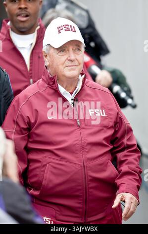 Januar 2010: Jacksonville, Florida, Vereinigte Staaten - 01. Januar 2010: Florida State Head Coach Bobby Bowden betritt das Feld vor dem Start der Konica Minolta Gator Bowl College Football Action zwischen den West Virginia Mountaineers und den Florida State Seminoles, die am 1. Januar 2010 im Jacksonville Municipal Stadium in Jacksonville, Florida, gespielt wurden. Florida State besiegte West Virginia 33-21.(Bild: © Gray Quetti/Cal Sport Media/ZUMApress.com) Stockfoto
