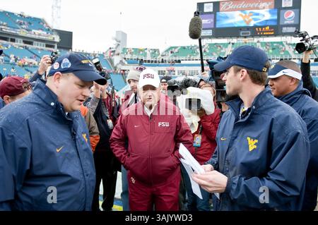 Januar 2010: Jacksonville, Florida, Vereinigte Staaten - 01. Januar 2010: Florida State Head Coach Bobby Bowden spricht mit West Virginia Trainern vor dem Start der Konica Minolta Gator Bowl College Football Action zwischen den West Virginia Mountaineers und den Florida State Seminoles im Jacksonville Municipal Stadium in Jacksonville, Florida, am 1. Januar 2010. Florida State besiegte West Virginia 33-21.(Bild: © Gray Quetti/Cal Sport Media/ZUMApress.com) Stockfoto