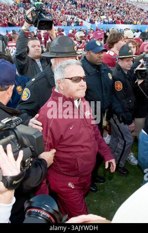 Januar 2010: Jacksonville, Florida, Vereinigte Staaten - 01. Januar 2010: Florida State Head Coach Bobby Bowden geht auf das Feld, um den West Virginia Head Coach zu begrüßen, während der Konica Minolta Gator Bowl College Football Action zwischen den West Virginia Mountaineers und den Florida State Seminoles am 1. Januar 2010 im Jacksonville Municipal Stadium in Jacksonville, Florida, Florida, gespielt wurde. Florida State besiegte West Virginia 33-21.(Bild: © Gray Quetti/Cal Sport Media/ZUMApress.com) Stockfoto