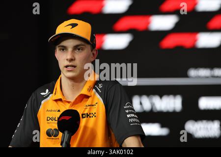 Sakhir, Bahrain. April 2025. McLarens Fahrer Oscar Piastri aus Australien wird nach dem zweiten freien Training des Formel 1 Bahrain Grand Prix auf dem Bahrain International Circuit am 11. April 2025 in Sakhir, Bahrain, interviewt. Quelle: Qian Jun/Xinhua/Alamy Live News Stockfoto