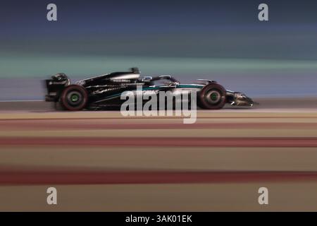 Sakhir, Bahrain. April 2025. Mercedes-Fahrer George Russell aus Großbritannien fährt am 11. April 2025 während des zweiten freien Trainings des Formel 1 Bahrain Grand Prix auf dem Bahrain International Circuit in Sakhir, Bahrain. Quelle: Qian Jun/Xinhua/Alamy Live News Stockfoto
