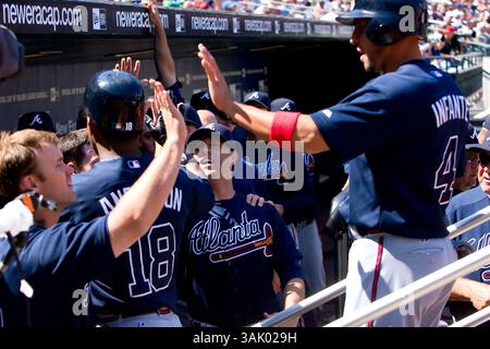 13. Mai 2009: Atlanta Braves’ linker Feldspieler Garret Anderson #18 und Atlanta Braves’ linker Feldspieler Omar Infante #4 erhielten High Fives von Teamkollegen während eines Spiels zwischen den Atlanta Braves und den New York Mets im Citi Field in New York. Die Braves schlugen die Mets, 8-7 in 12 Innings. (Bild: © Chris Szagola/Cal Sport Media) Stockfoto