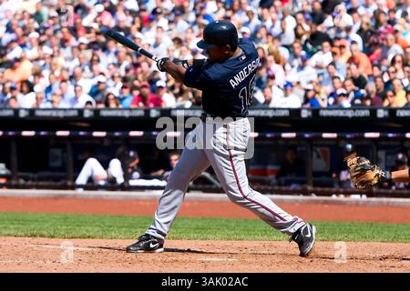 13. Mai 2009: Atlanta Braves’ linker Feldspieler Garret Anderson #18 bei bat während des Spiels zwischen den Atlanta Braves und den New York Mets im Citi Field in New York. Die Braves schlugen die Mets, 8-7 in 12 Innings. (Bild: © Chris Szagola/Cal Sport Media) Stockfoto