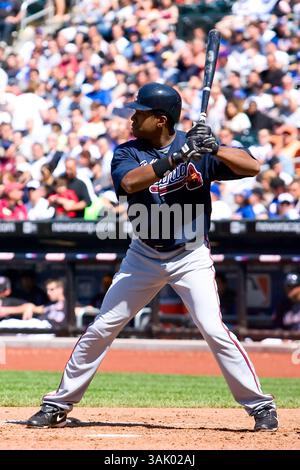 13. Mai 2009: Atlanta Braves’ linker Feldspieler Garret Anderson #18 bei bat während des Spiels zwischen den Atlanta Braves und den New York Mets im Citi Field in New York. Die Braves schlugen die Mets, 8-7 in 12 Innings. (Bild: © Chris Szagola/Cal Sport Media) Stockfoto