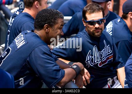 13. Mai 2009: Zwei ehemalige Angels, Atlanta Braves’ linker Feldspieler Garret Anderson #18 und Atlanta Braves’ erster Baseman Casey Kotchman #22, unterhalten sich im Dugout während des Spiels zwischen den Atlanta Braves und den New York Mets im Citi Field in New York. Die Braves schlugen die Mets, 8-7 in 12 Innings. (Bild: © Chris Szagola/Cal Sport Media) Stockfoto