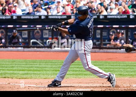 13. Mai 2009: Atlanta Braves’ linker Feldspieler Garret Anderson #18 bei bat während des Spiels zwischen den Atlanta Braves und den New York Mets im Citi Field in New York. Die Braves schlugen die Mets, 8-7 in 12 Innings. (Bild: © Chris Szagola/Cal Sport Media) Stockfoto
