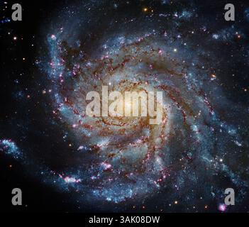Pinwheel Galaxy (M101, NGC 5457), optisches Verbundbild. Dies ist eine der größten bekannten Spiralgalaxien mit über 170.000 Lichtjahren Durchmesser. Der Kern enthält hauptsächlich Sterne, die älter und gelblicher sind als die Arme. Die Arme erscheinen blauer, da sie jüngere Sterne und zahlreiche helle Sternirtenregionen enthalten. Die Pinwheel Galaxie liegt etwa 27 Millionen Lichtjahre entfernt im Sternbild Ursa Major. Das Bild kombiniert Daten des Hubble Space Telescope und des Subaru Telescope des Nationalen Astronomischen Observatoriums Japans (NAOJ). Stockfoto