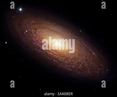 Spiralgalaxie NGC 2841, Kompositbild. Diese Galaxie liegt etwa 46 Millionen Lichtjahre von der Erde entfernt im Sternbild Ursa Major. NGC 2841 hat einen schwach aktiven Kern, der als nukleare Emissionsinfrastruktur mit geringer Ionisation (LINER) bezeichnet wird. Liner zeichnen sich durch spektrale Emissionslinien aus schwach ionisierten oder neutralen Atomen aus. Die Daten für dieses Bild wurden vom Hubble Space Telescope, dem Subaru Telescope des Nationalen Astronomischen Observatoriums Japans (NAOJ) und dem Digitized Sky Survey erfasst. Stockfoto