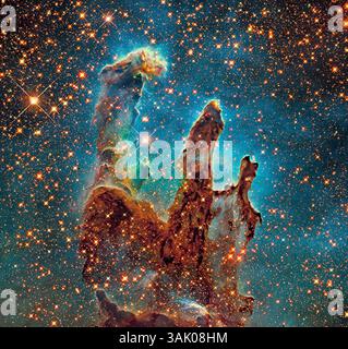 Adlernebels Säulen der Schöpfung, zusammengesetztes Bild. Diese hoch aufragenden Säulen bestehen aus interstellarem Wasserstoffgas und -Staub. Sie sind Teil des Adlernebels (M16), einer Region aktiver Sternentstehung, die 6500 Lichtjahre entfernt im Sternbild Serpens liegt. Dieses Bild kombiniert sichtbare und infrarote Daten und stammt aus dem Hubble Legacy Archiv der Bilder des Hubble Weltraumteleskops. Das ursprüngliche Bild der „Säulen der Schöpfung“ wurde 1995 veröffentlicht. Stockfoto