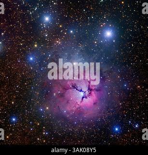 Trifidennebel (M20, NGC 6514), optisches Bild. Der Trifidennebel liegt etwa 9000 Lichtjahre von der Erde entfernt im Sternbild Sagittarius. Ein Teil dieses Nebels (Wolke aus Gas und Staub) leuchtet rot, weil das Wasserstoffgas durch die heißen und hellen Sterne, die in seinem Zentrum geboren werden, ionisiert wird. Dies wird als Emissionsnebel bezeichnet. Der M20-Emissionsnebel wird teilweise durch einen dunklen Nebel (B85) davor verdeckt, der das dreilappige Erscheinungsbild verursacht. Der M20-Nebel ist nicht vollständig ionisiert, wobei Teile davon das Sternenlicht in blauer Farbe reflektieren. Aufgenommen vom Moorook Observatory, Australien. Stockfoto