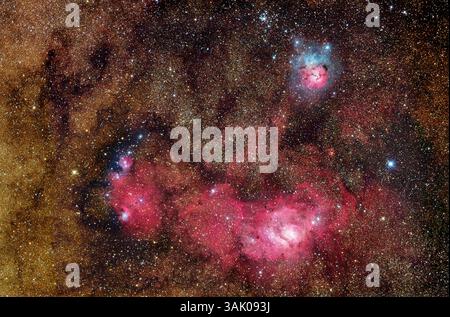 Lagune, Trifid- und NGC 6559-Nebel, optisches Bild. Diese Nebel liegen etwa 5200 Lichtjahre von der Erde entfernt im Sternbild Sagittarius. Der Lagunennebel (M8) befindet sich unten rechts, der Trifidennebel (M20) oben rechts und NGC 6559 unten links. Die roten Regionen sind Emissionsnebel oder Gaswolken, die durch die Strahlung heißer junger Sterne in ihnen ionisiert werden und sie zum Leuchten bringen. Der Trifidennebel enthält auch Bereiche mit Reflexionsnebulosität, in denen feine Staubpartikel das Sternenlicht reflektieren. Diese Bereiche erscheinen blau, da kurzwelliges blaues Licht stärker reflektiert wird als rot. Stockfoto