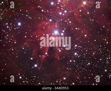 Kegelnebel, optisches Bild. Dieser Nebel liegt in der südlichen Region des Weihnachtsbaumsteins NGC 2264. Der Grund für seine Form ist unbekannt, obwohl die Region aus Staub- und Gaswolken besteht, die das Licht des Emissionsnebels und der offenen Sternhaufen dahinter verdecken. Eine Theorie besagt, dass ein starker Wind über den Scheitelpunkt des Kegels weht, der eine Bok-Globule oder Gaswolke ist, die zu einem Stern kondensiert. Der Kegelnebel ist 7 Lichtjahre lang und liegt 2700 Lichtjahre von der Erde entfernt im Sternbild Monoceros. Stockfoto