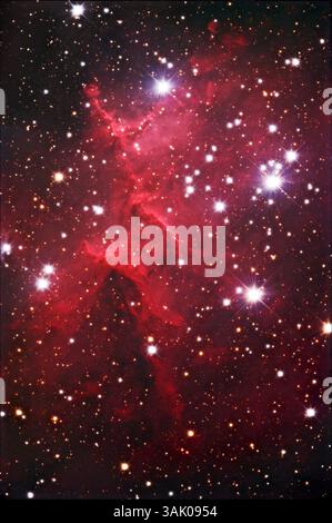 Sternhaufen Mel-15 im Emissionsnebel IC 1805. Diese Gruppe heißer junger Sterne bildete sich aus der Koaleszenz des Gases im Nebel. Die Strahlung von Sternen ionisiert dann das verbleibende Wasserstoffgas im Nebel, wodurch dieser dieses charakteristische rote Licht ausstrahlt. Der Sternhaufen und der Nebel liegen etwa 7500 Lichtjahre von der Erde entfernt im Sternbild Cassiopeia. Stockfoto
