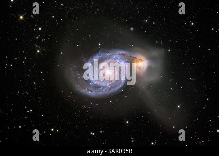 Whirlpool-Galaxie (M51), optisches Bild. Die Whirlpool-Galaxie ist eine Spiralgalaxie und eine der hellsten Galaxien am Himmel. Die kleinere Galaxie auf der rechten Seite, NGC 5195, ist eine Begleitgalaxie, von der angenommen wird, dass sie vor etwa 500 Millionen Jahren mit der Whirlpool-Galaxie kollidiert ist und jetzt durch ihre Gravitationskraft gebunden ist. Diese Interaktion ist wahrscheinlich für die klassische Spiralstruktur der größeren Galaxie verantwortlich. Die Whirlpool-Galaxie liegt 23 Millionen Lichtjahre von uns entfernt, im Sternbild Canes Venatici. Stockfoto