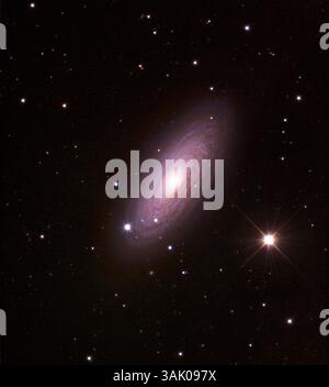 Aktive Galaxie NGC 2841. Diese Galaxie liegt etwa 46 Millionen Lichtjahre von der Erde entfernt im Sternbild Ursa Major. Es handelt sich um eine aktive Galaxie, deren Energieabgabe nicht einfach von Sternen und anderen normalen Quellen abgeleitet wird. NGC 2841 hat einen schwach aktiven Kern, der als nukleare Emissionsinfrastruktur mit geringer Ionisation (LINER) bezeichnet wird. Dies sind Funkquellen und zeigen Emissionslinien, die für sehr schnell bewegliches Gas im Kern charakteristisch sind. Obwohl sie immer noch aktiver sind als die meisten Galaxienkerne, sind Liner schwächere Strahler als Radialgalaxien und Quasare. Stockfoto