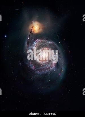 Whirlpool-Galaxie (M51), optisches Bild. Die große Spiralgalaxie M51 interagiert mit ihrem kleinen Begleiter (NGC 5195, links). Die Spiralarme des M51 sind mit rosafarbenen Sternirtenregionen bespannt, die leuchten, wenn die Strahlung der neugeborenen Sterne in ihnen den darin enthaltenen Wasserstoff ionisiert. Die Regionen zwischen den Spiralarmen sehen relativ leer aus, aber sie sind tatsächlich von dunklen Staubspuren durchzogen, die am besten zu sehen sind, wenn eines der Arme mit NGC 5195 Silhouetten versehen ist. Dieses Galaxienpaar liegt etwa 37 Millionen Lichtjahre entfernt im Sternbild Canes Venatici. Stockfoto