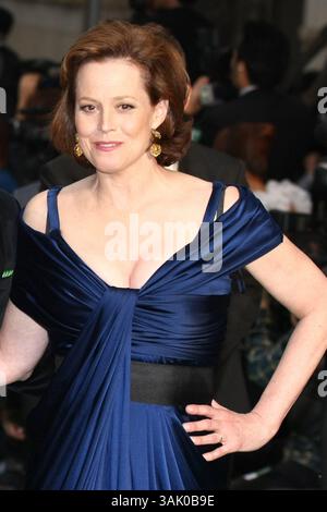 17. Oktober 2009 – Tokio, Japan – die Schauspielerin SIGOURNEY WEAVER kommt zum 22. Tokyo International Film Festival (TIFF) Eröffnungszeremonie in Roppongi Hills. TIFF hat einen 200 Meter langen grünen Teppich aus recycelten Kunststoffflaschen abgerollt, um die Bedeutung der globalen Umwelt zu fördern. TIFF findet vom 17. Bis 25. Oktober statt und zeigt mehr als 270 Filme während des Festivals. (Bild: © Hitoshi Yamada/ZUMA Press) Stockfoto
