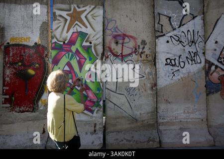 16. Oktober 2009 – Los Angeles, Kalifornien, USA – vor dem 5900 Wilshire Boulevard in Los Angeles befinden sich acht Originalsegmente der Berliner Mauer, die das Wende Museum für seine permanente Sammlung erworben hat. Die Installation ist Teil des Mauerprojekts, der Veranstaltungsreihe des Wende Museums zum 20. Jahrestag des Mauerfalls. Zwei weitere Mauersegmente werden am 3. November ankommen und mit den anderen acht Segmenten zum längsten Abschnitt der Berliner Mauer außerhalb Berlins zusammengeführt. (Kreditbild: © Ringo Chiu/ZUMA Press) Stockfoto