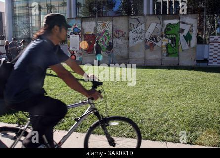16. Oktober 2009 – Los Angeles, Kalifornien, USA – vor dem 5900 Wilshire Boulevard in Los Angeles befinden sich acht Originalsegmente der Berliner Mauer, die das Wende Museum für seine permanente Sammlung erworben hat. Die Installation ist Teil des Mauerprojekts, der Veranstaltungsreihe des Wende Museums zum 20. Jahrestag des Mauerfalls. Zwei weitere Mauersegmente werden am 3. November ankommen und mit den anderen acht Segmenten zum längsten Abschnitt der Berliner Mauer außerhalb Berlins zusammengeführt. (Kreditbild: © Ringo Chiu/ZUMA Press) Stockfoto