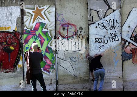 16. Oktober 2009 – Los Angeles, Kalifornien, USA – vor dem 5900 Wilshire Boulevard in Los Angeles befinden sich acht Originalsegmente der Berliner Mauer, die das Wende Museum für seine permanente Sammlung erworben hat. Die Installation ist Teil des Mauerprojekts, der Veranstaltungsreihe des Wende Museums zum 20. Jahrestag des Mauerfalls. Zwei weitere Mauersegmente werden am 3. November ankommen und mit den anderen acht Segmenten zum längsten Abschnitt der Berliner Mauer außerhalb Berlins zusammengeführt. (Kreditbild: © Ringo Chiu/ZUMA Press) Stockfoto