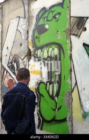 16. Oktober 2009 – Los Angeles, Kalifornien, USA – vor dem 5900 Wilshire Boulevard in Los Angeles befinden sich acht Originalsegmente der Berliner Mauer, die das Wende Museum für seine permanente Sammlung erworben hat. Die Installation ist Teil des Mauerprojekts, der Veranstaltungsreihe des Wende Museums zum 20. Jahrestag des Mauerfalls. Zwei weitere Mauersegmente werden am 3. November ankommen und mit den anderen acht Segmenten zum längsten Abschnitt der Berliner Mauer außerhalb Berlins zusammengeführt. (Kreditbild: © Ringo Chiu/ZUMA Press) Stockfoto