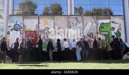 16. Oktober 2009 – Los Angeles, Kalifornien, USA – vor dem 5900 Wilshire Boulevard in Los Angeles befinden sich acht Originalsegmente der Berliner Mauer, die das Wende Museum für seine permanente Sammlung erworben hat. Die Installation ist Teil des Mauerprojekts, der Veranstaltungsreihe des Wende Museums zum 20. Jahrestag des Mauerfalls. Zwei weitere Mauersegmente werden am 3. November ankommen und mit den anderen acht Segmenten zum längsten Abschnitt der Berliner Mauer außerhalb Berlins zusammengeführt. (Kreditbild: © Ringo Chiu/ZUMA Press) Stockfoto