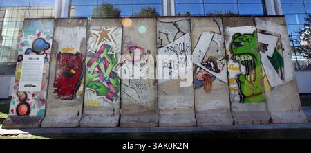 16. Oktober 2009 – Los Angeles, Kalifornien, USA – vor dem 5900 Wilshire Boulevard in Los Angeles befinden sich acht Originalsegmente der Berliner Mauer, die das Wende Museum für seine permanente Sammlung erworben hat. Die Installation ist Teil des Mauerprojekts, der Veranstaltungsreihe des Wende Museums zum 20. Jahrestag des Mauerfalls. Zwei weitere Mauersegmente werden am 3. November ankommen und mit den anderen acht Segmenten zum längsten Abschnitt der Berliner Mauer außerhalb Berlins zusammengeführt. (Kreditbild: © Ringo Chiu/ZUMA Press) Stockfoto