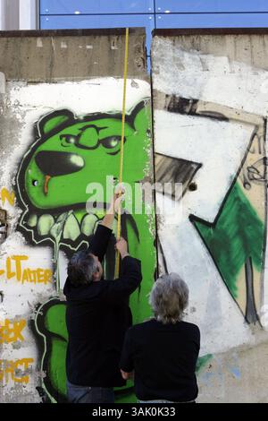 16. Oktober 2009 – Los Angeles, Kalifornien, USA – vor dem 5900 Wilshire Boulevard in Los Angeles befinden sich acht Originalsegmente der Berliner Mauer, die das Wende Museum für seine permanente Sammlung erworben hat. Die Installation ist Teil des Mauerprojekts, der Veranstaltungsreihe des Wende Museums zum 20. Jahrestag des Mauerfalls. Zwei weitere Mauersegmente werden am 3. November ankommen und mit den anderen acht Segmenten zum längsten Abschnitt der Berliner Mauer außerhalb Berlins zusammengeführt. (Kreditbild: © Ringo Chiu/ZUMA Press) Stockfoto