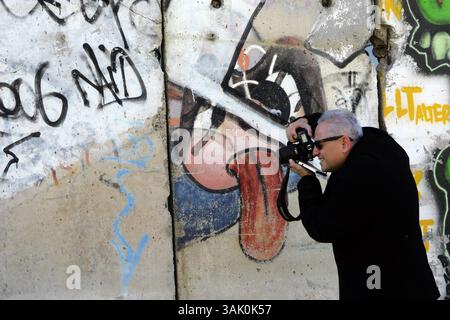 16. Oktober 2009 – Los Angeles, Kalifornien, USA – vor dem 5900 Wilshire Boulevard in Los Angeles befinden sich acht Originalsegmente der Berliner Mauer, die das Wende Museum für seine permanente Sammlung erworben hat. Die Installation ist Teil des Mauerprojekts, der Veranstaltungsreihe des Wende Museums zum 20. Jahrestag des Mauerfalls. Zwei weitere Mauersegmente werden am 3. November ankommen und mit den anderen acht Segmenten zum längsten Abschnitt der Berliner Mauer außerhalb Berlins zusammengeführt. (Kreditbild: © Ringo Chiu/ZUMA Press) Stockfoto
