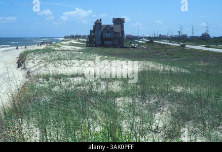 14. Oktober 2004 - Avon, NC, USA - IM BILD: (VOR: Juli 1999) Haus an der Küste von Rodanthe, Cape Hatteras, North Carolina durch zunehmende Erosion in nur fünf Jahren untergraben. Selbst ohne starke Hurrikane verliert das cape jährlich 12 Meter und lässt Haus für Haus in der Brandung stehen und warten auf seine Zerstörung. Es kann nicht besser werden, da die Erosion von Sandstränden um zwei Größenordnungen höher ist als die Rate des Anstiegs des Meeresspiegels. Hatteras Island ist eine Barriereinsel im Atlantik, die parallel zur Küste North Carolinas verläuft und eine Kurve am Cape Hatteras bildet. Kap Stockfoto