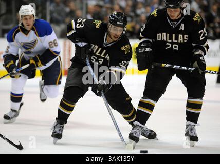 26. Februar 2009: Mike Ribeiro #63 der Dallas Stars im American Airlines Center in Dallas, TX St. Louis besiegte Dallas 3-1 (Foto: © Albert Pena/Cal Sport Media) mit dem Puck in einem NHL-Spiel zwischen den Dallas Stars und den St. Louis Blues. Stockfoto